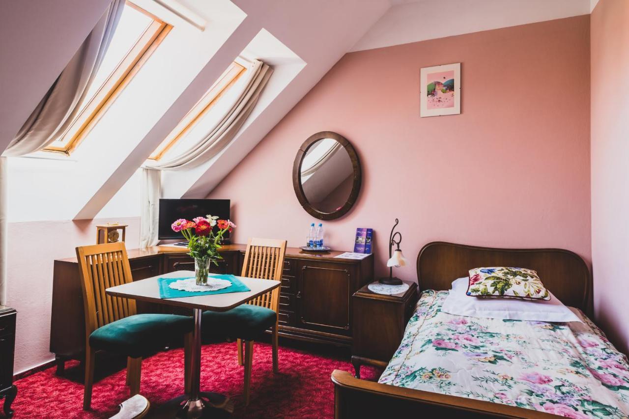 Hotel Wenus Казимеж-Дольны Экстерьер фото